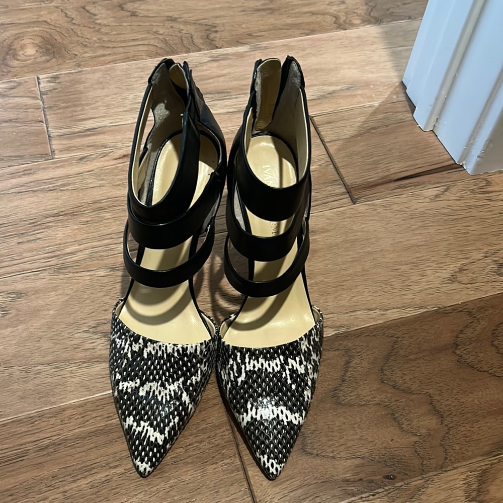 Ivanka Trump ladies pointed toe heels. Snakeskin embossed front. Size 8